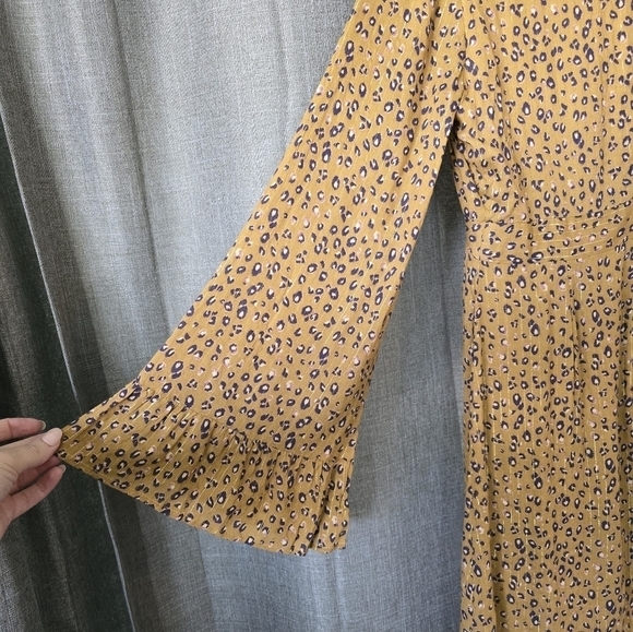 Le Lis Leopard Print V Neck Flared Sleeves Mini Dress Size Small - Picture 3 of 5